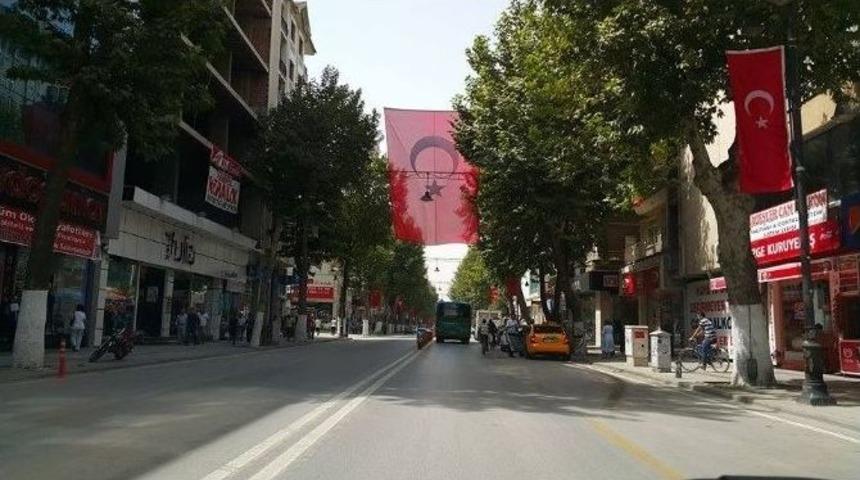 Her Yer Kırmızı Beyaz