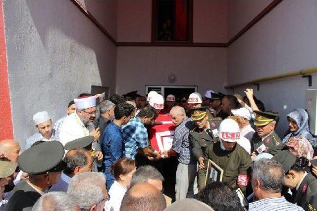 Bursa, Şehit Yarbay &Ccedil;elikcan ı G&ouml;zyaşlarıyla Uğurladı (2) 1