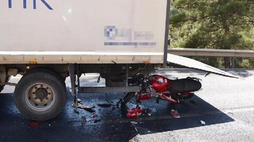 Motosiklet Tır'a Arkadan &Ccedil;arptı: 1 &Ouml;l&uuml;, 1 Yaralı