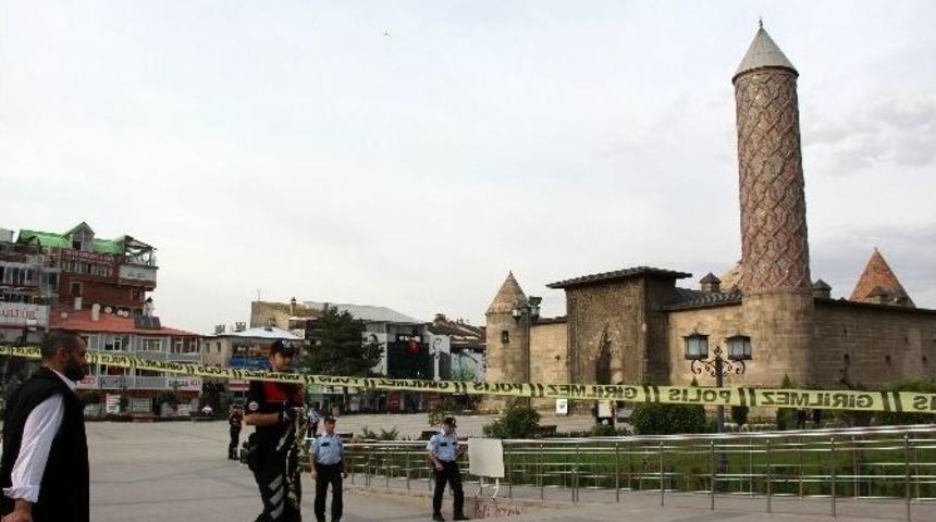 Erzurum&rsquo;da Ş&uuml;pheli &Ccedil;anta F&uuml;nyeyle İmha Edildi