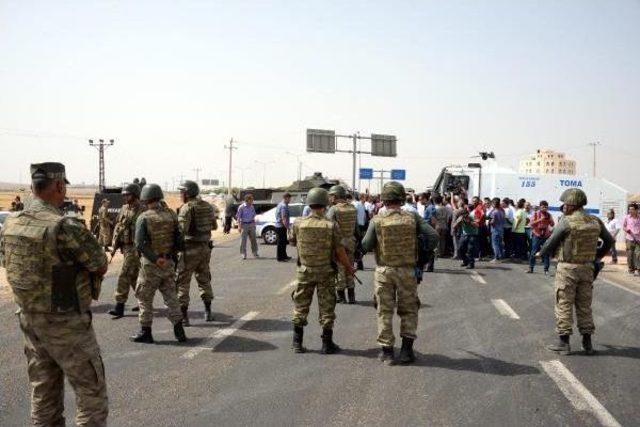 Cizre'ye Giden Demirtaş Ile Bakanların Önü Midyat'ta Kesildi (5)