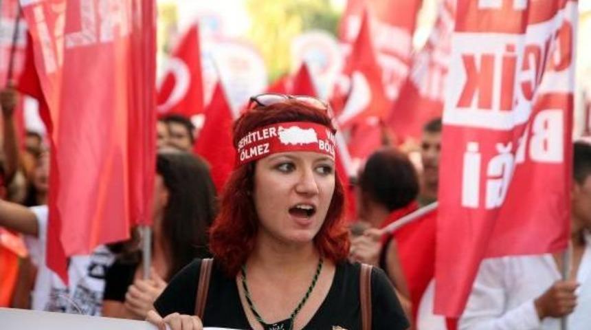 İzmir'de Binler Ter&ouml;re Karşı Y&uuml;r&uuml;d&uuml;