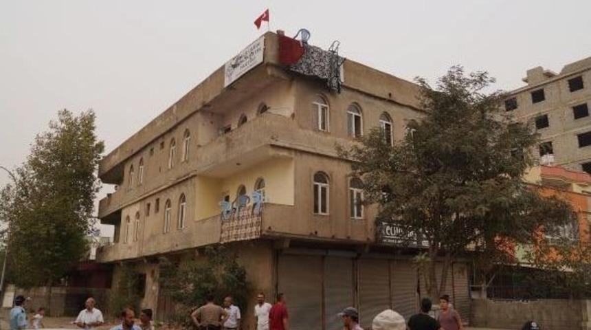 Nurdağı'nda Taşlanan Hdp Binasına T&uuml;rk Bayrağı Asıldı