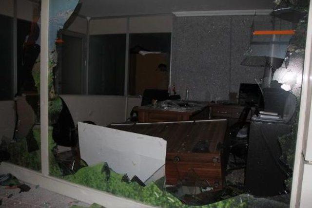 Bolu da Ter&ouml;r Protestosunda Dernek Binası Ile Işyerine Saldırı 2