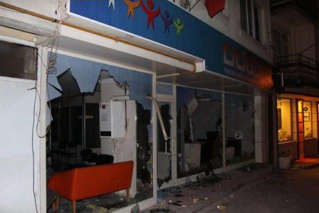 Bolu da Ter&ouml;r Protestosunda Dernek Binası Ile Işyerine Saldırı 3