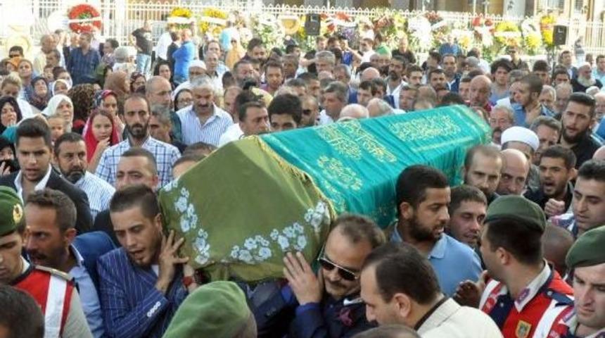 Fotoğraflar // Ergin Kardeşler'in Annesi Toprağa Verildi