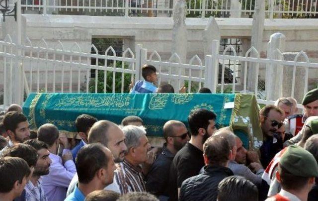 Fotoğraflar // Ergin Kardeşler in Annesi Toprağa Verildi 1
