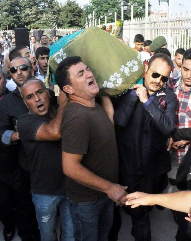 Fotoğraflar // Ergin Kardeşler in Annesi Toprağa Verildi 2