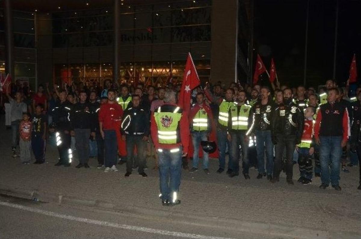 Bu Kez Şehitler İ&ccedil;in S&uuml;rd&uuml;ler