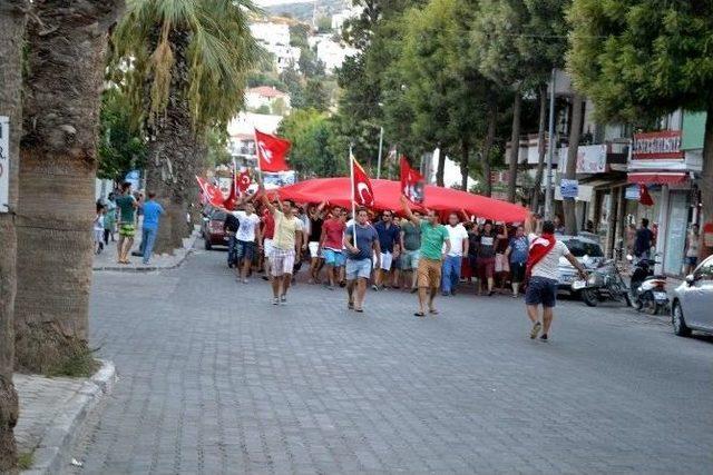 Dat&ccedil;a&rsquo;da Binlerce Kişi Ter&ouml;r&uuml; Protesto Etti 1
