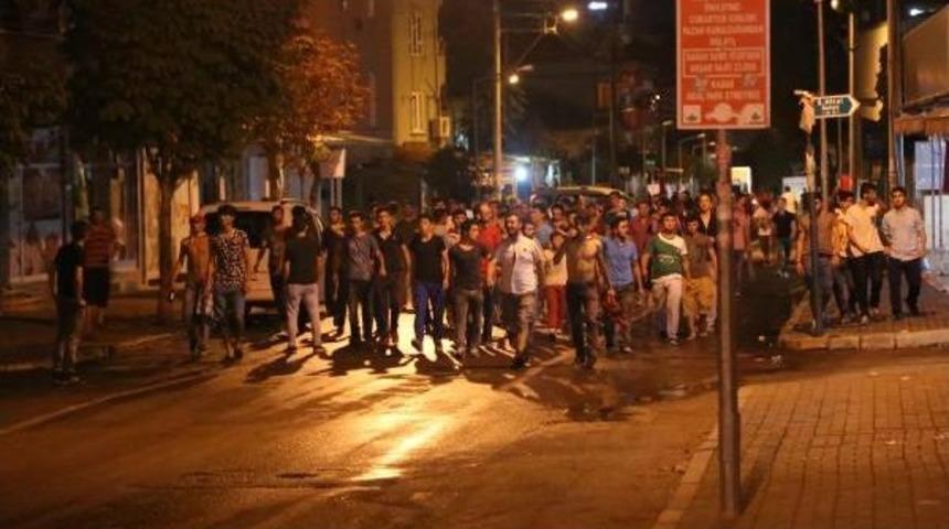 Ter&ouml;r&uuml; Protesto Etmek I&ccedil;in Toplanan Grup Taşkınlık Yapınca Polis M&uuml;dahalesiyle Dağıtıldı