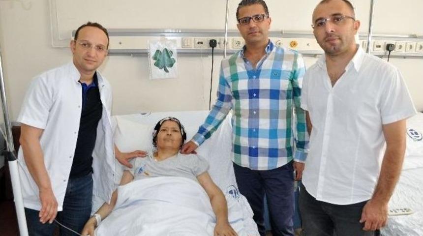 Karnından Basket Topu B&uuml;y&uuml;kl&uuml;ğ&uuml;nde T&uuml;m&ouml;r &Ccedil;ıktı