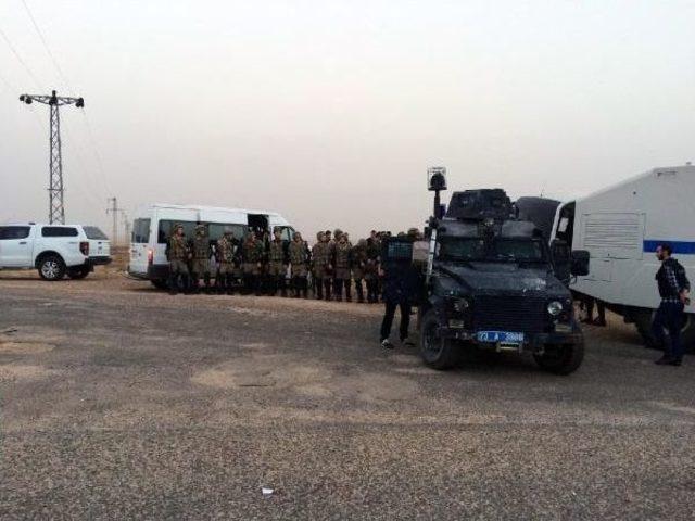 Cizre'ye Gitmek Isteyen Hdp'lilerin Yolu İdil'de Kesildi