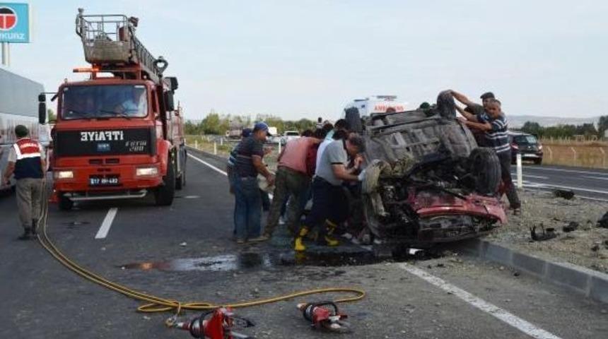 Kazada Yaşlı &Ccedil;ift &Ouml;ld&uuml;, Kızları Ağır Yaralandı