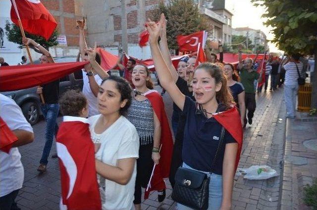 Akhisar Ülkü Ocakları Şehitler İçin Yürüdü