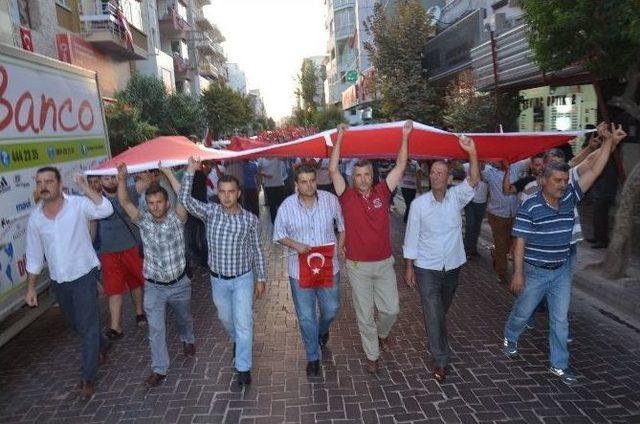 Akhisar Ülkü Ocakları Şehitler İçin Yürüdü