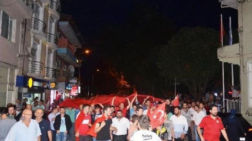 Sapanca Şehitler I&ccedil;in Gece Yarısı Y&uuml;r&uuml;d&uuml;