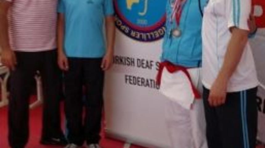 Kağıtsporlu İşitme Engelli Karateciden İki T&uuml;rkiye Derecesi