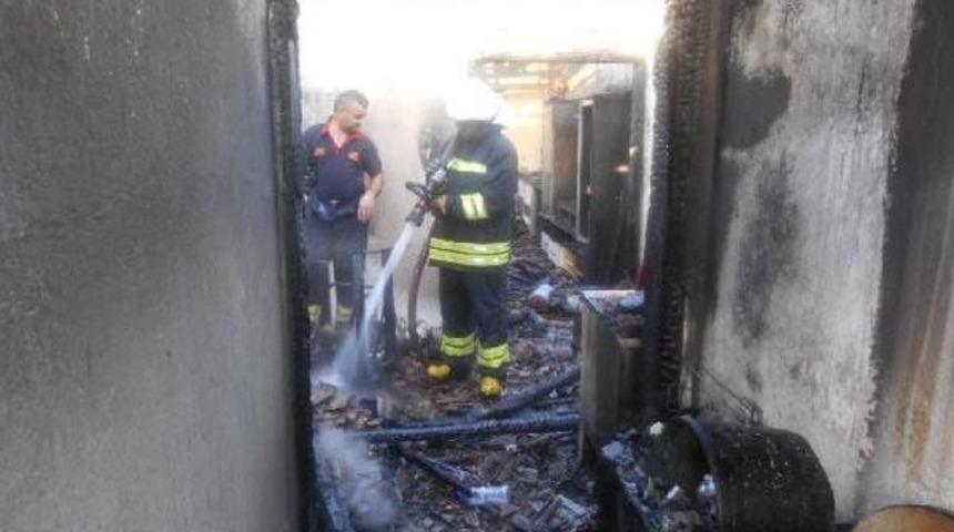 İki Katlı Ahşap Ev Yangında K&uuml;l Oldu