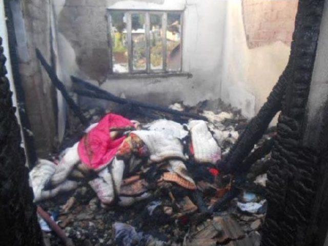 İki Katlı Ahşap Ev Yangında K&uuml;l Oldu 1