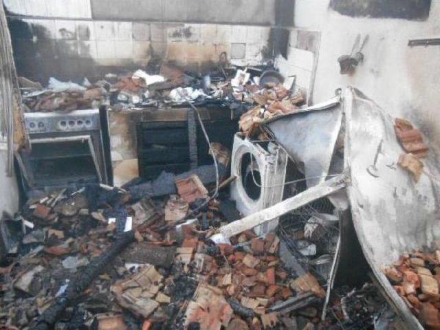 İki Katlı Ahşap Ev Yangında K&uuml;l Oldu 2