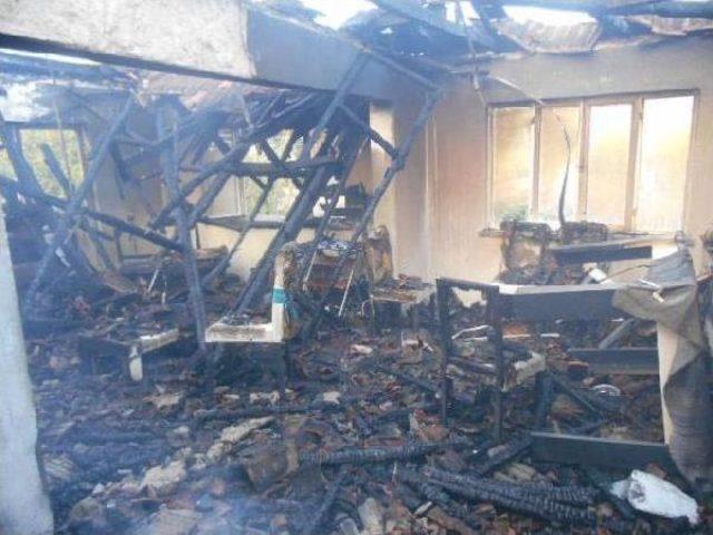 İki Katlı Ahşap Ev Yangında K&uuml;l Oldu 3