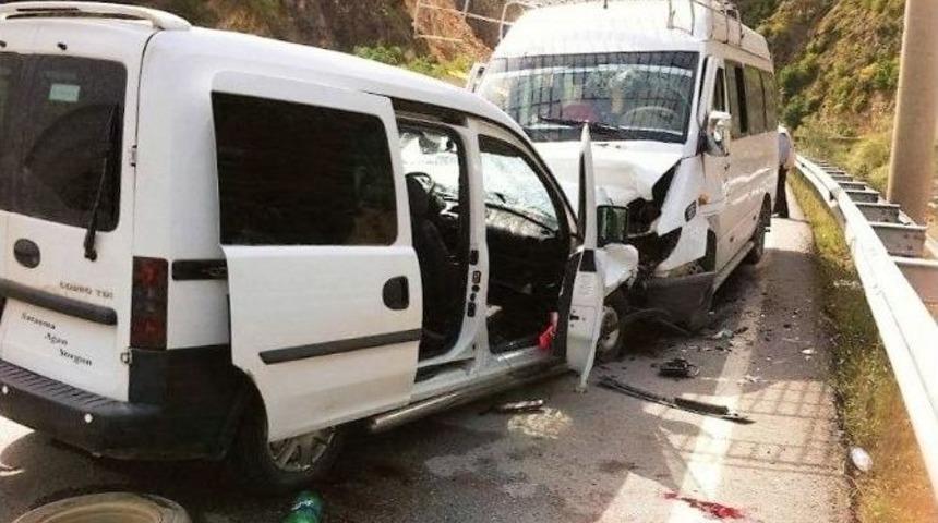 G&uuml;m&uuml;şhane&rsquo;de Trafik Kazası: 3 Yaralı