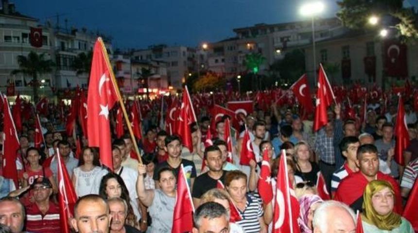 Menemenliler Ter&ouml;re Karşı Tek Y&uuml;rek Oldu