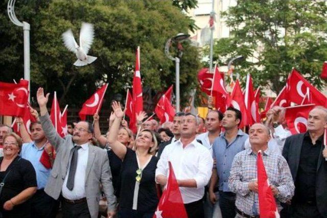 Menemenliler Teröre Karşı Tek Yürek Oldu