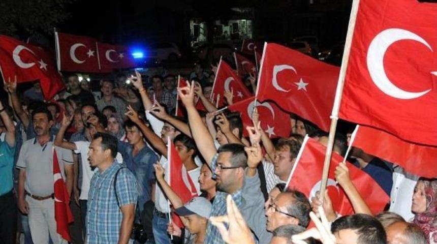 Lapseki'de Ter&ouml;re Lanet Ve Şehitlere Saygı Y&uuml;r&uuml;y&uuml;ş&uuml;