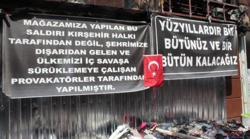 İşyeri Kundaklanan D&uuml;kkan Sahibinden Anlamlı Pankart