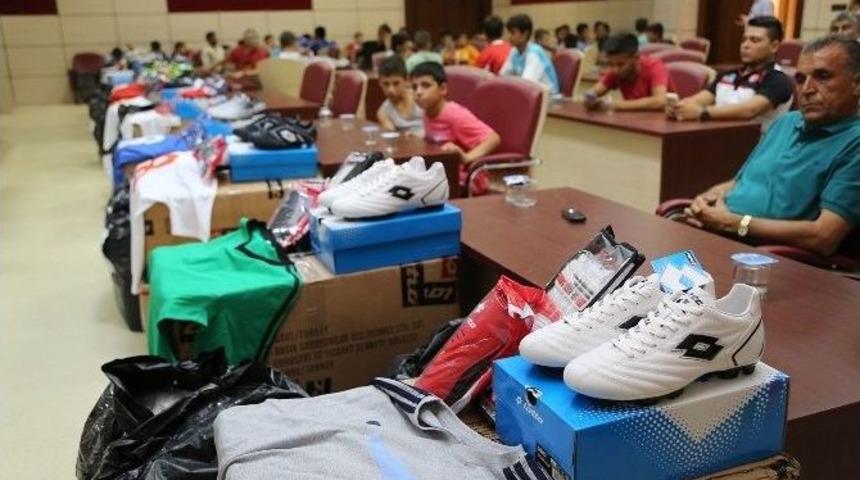 Başkan &Ccedil;elikcan&rsquo;dan Amat&ouml;rlere Malzeme Yardımı