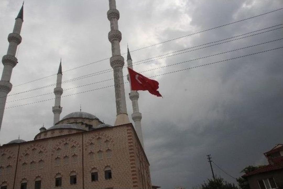 Dev T&uuml;rk Bayrak Şehitler İ&ccedil;in Yarıya İndirildi