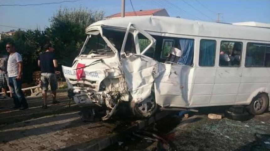 Otomobille Yolcu Minib&uuml;s&uuml; &Ccedil;arpıştı: 1 &Ouml;l&uuml;, 17 Yaralı