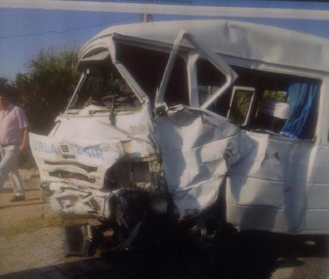 Otomobille Yolcu Minibüsü Çarpıştı: 1 Ölü, 17 Yaralı