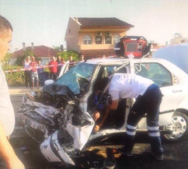 Otomobille Yolcu Minibüsü Çarpıştı: 1 Ölü, 17 Yaralı