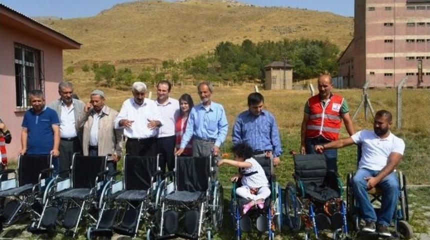 Kızılay Bitlis Şubesi Engelli Vatandaşlara Tekerlekli Sandalye Dağıttı