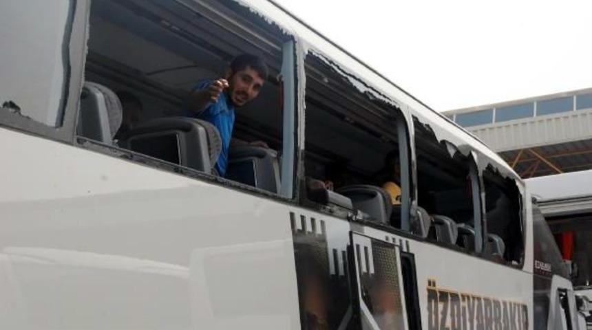 Diyarbakır'da St&ouml;'lerden Saldırıya Uğrayan Otob&uuml;sler &Ouml;n&uuml;nde Ortak A&ccedil;ıklama