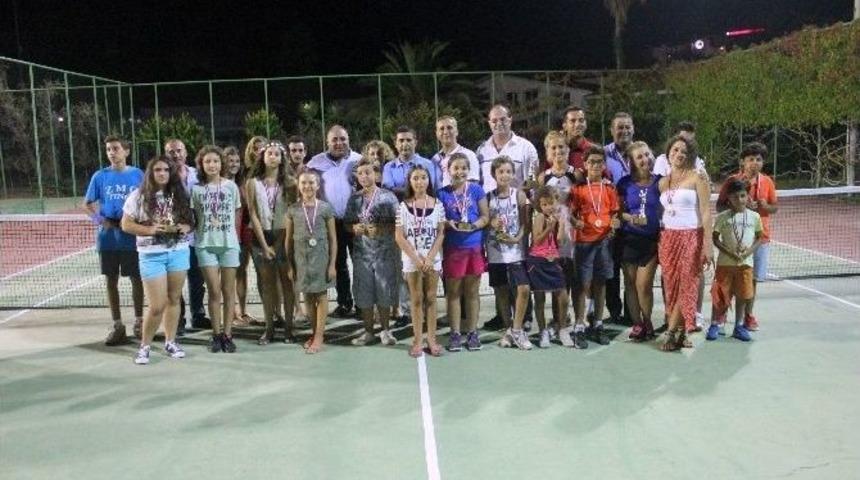 Kuşadası&rsquo;nda Tenis Turnuvası D&uuml;zenlendi