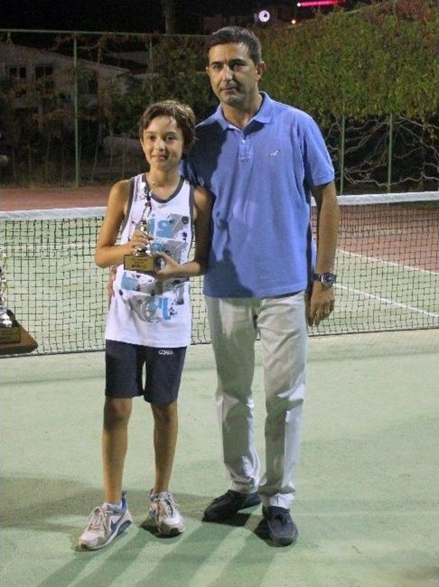 Kuşadası’nda Tenis Turnuvası Düzenlendi