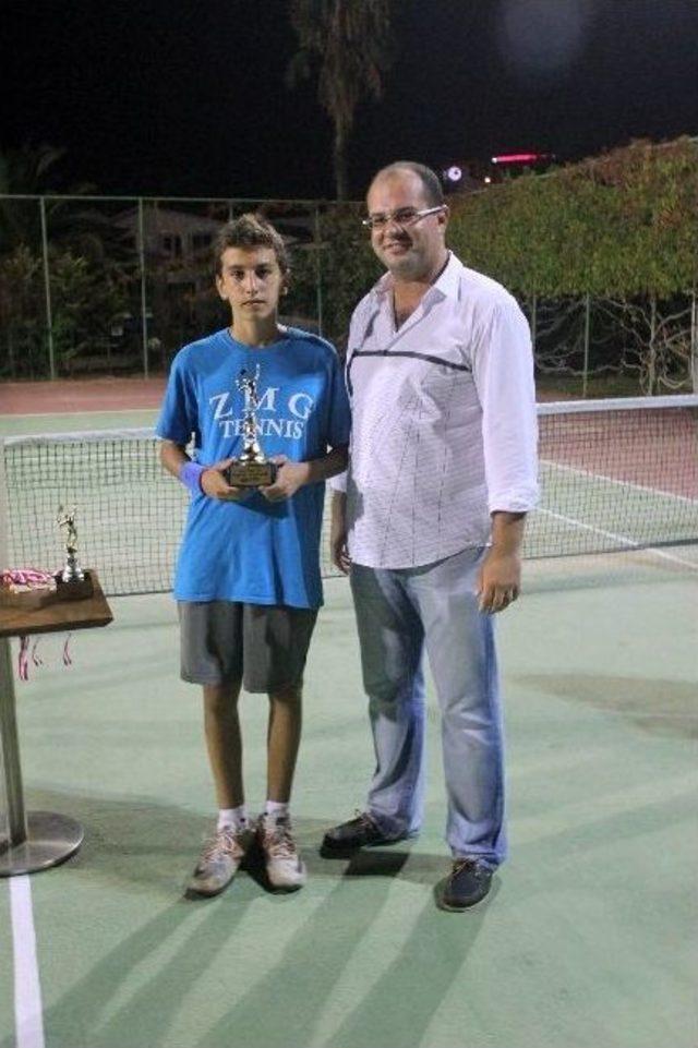 Kuşadası’nda Tenis Turnuvası Düzenlendi