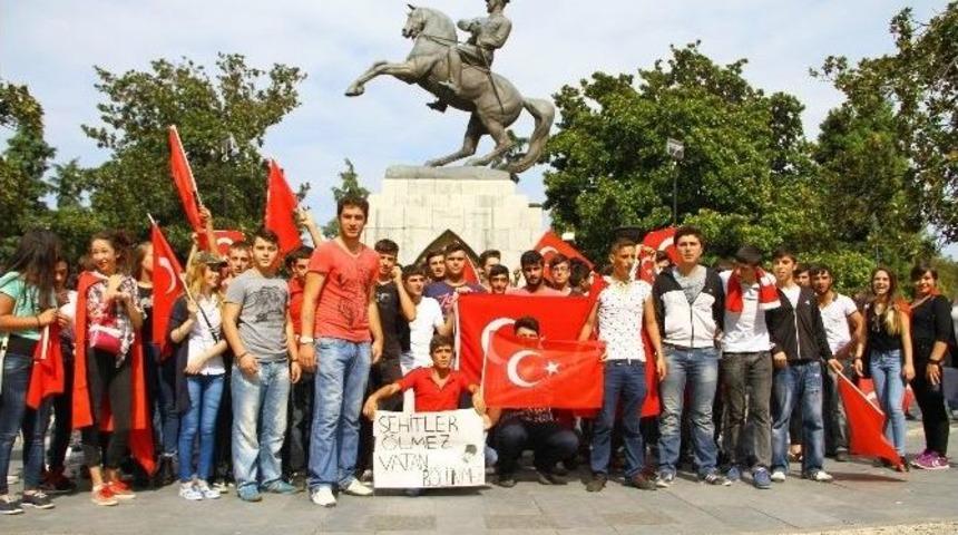 Samsunlu Gen&ccedil;lerden Ter&ouml;re Tepki Y&uuml;r&uuml;y&uuml;ş&uuml;