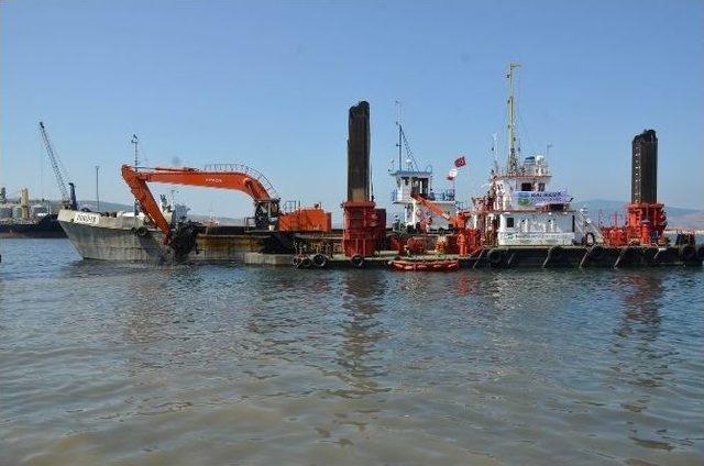 Büyükşehir, Bandırma’da Deniz Temizliğine Başladı