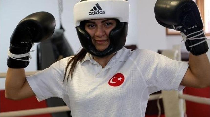 Gen&ccedil; Bayan Boks&ouml;r Samsun&rsquo;a Şampiyon Olarak D&ouml;nd&uuml;
