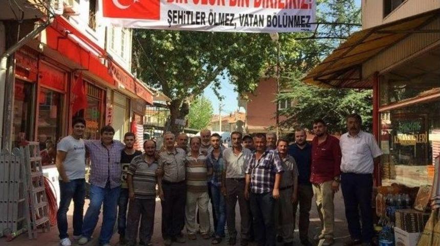 Bayrak Almak İsteyen Vatandaşlar İzdihama Neden Oldu