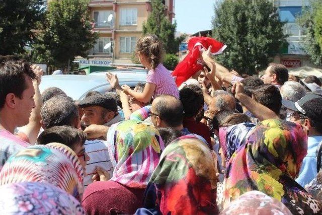 Bayrak Almak İsteyen Vatandaşlar İzdihama Neden Oldu