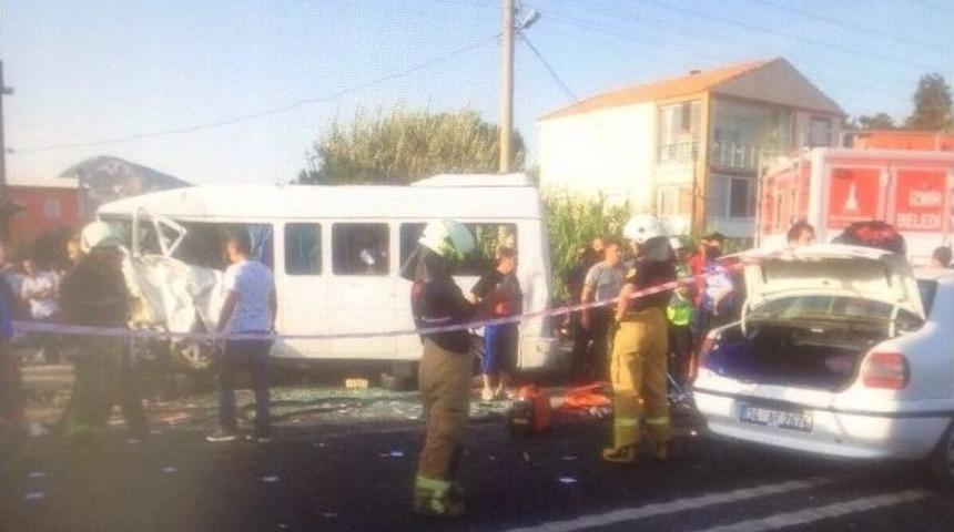 Yolcu Minib&uuml;s&uuml; İle Otomobil &Ccedil;arpıştı: 2 &Ouml;l&uuml;, 16 Yaralı