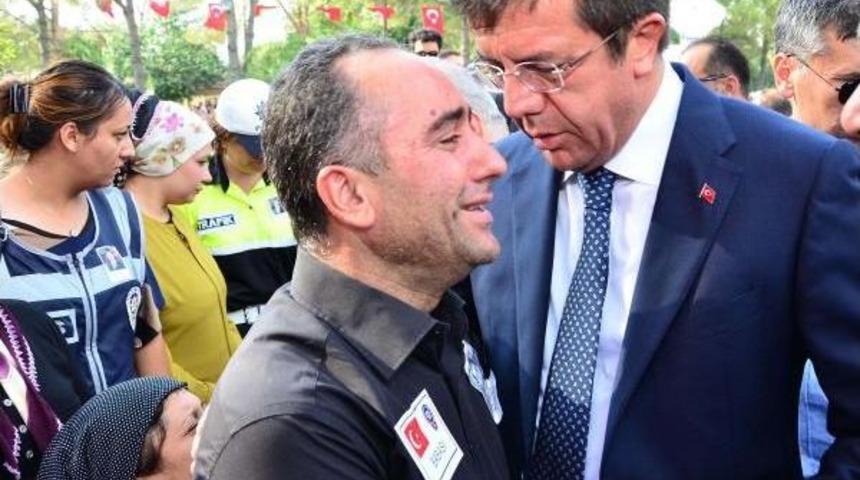 Bakan Zeybekci Şehidin Kardeşini &Ouml;zel U&ccedil;akla T&ouml;rene Yetiştirmiş