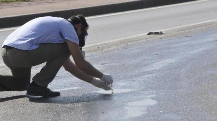 Tankerden Yola Kimyasal Madde D&ouml;k&uuml;ld&uuml;: 3 Kişi Hastanede Tedavi Altına Alındı