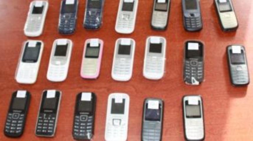 Afyonkarahisar Polisi 20 Adet G&uuml;mr&uuml;k Ka&ccedil;ağı Cep Telefonu Ele Ge&ccedil;irdi